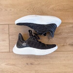 Under Armour Curry Flow 8 men’s size 4.5/women’s size 6 black and white